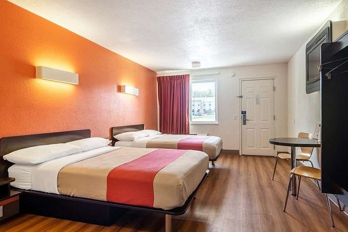 Motel 6 Youngstown — Guest room