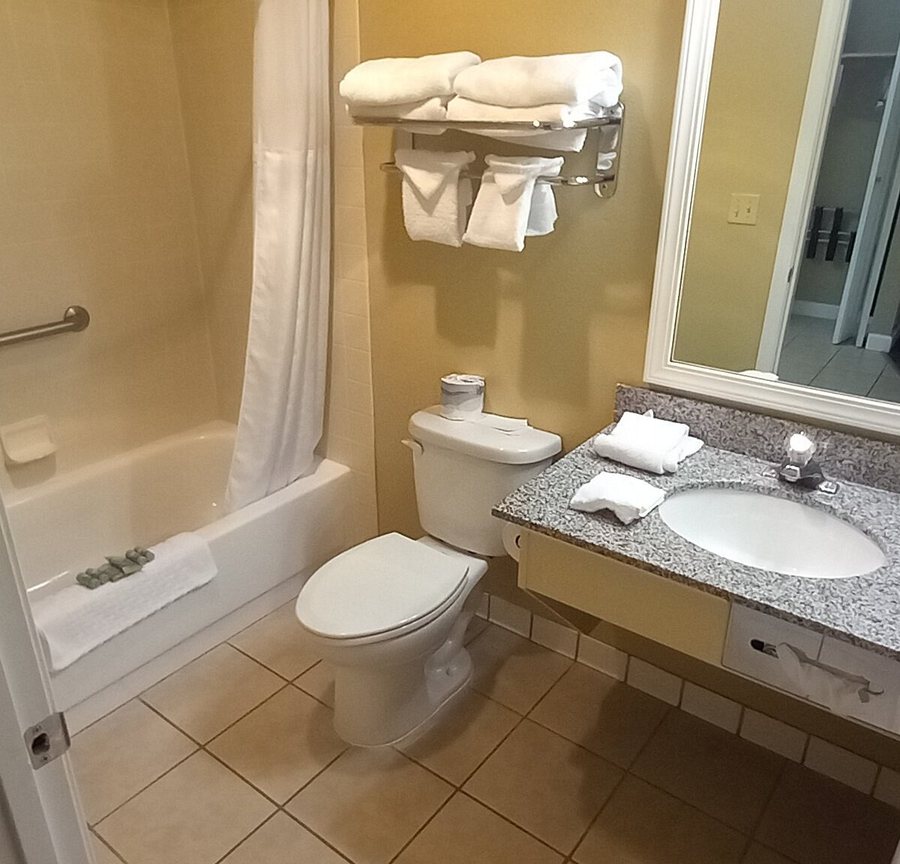 Motel 6 Yreka — Bathroom