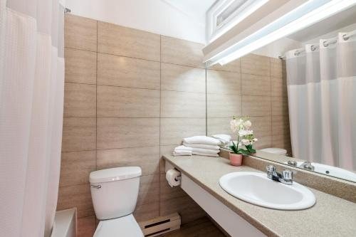 Motel Bonsoir — Bathroom