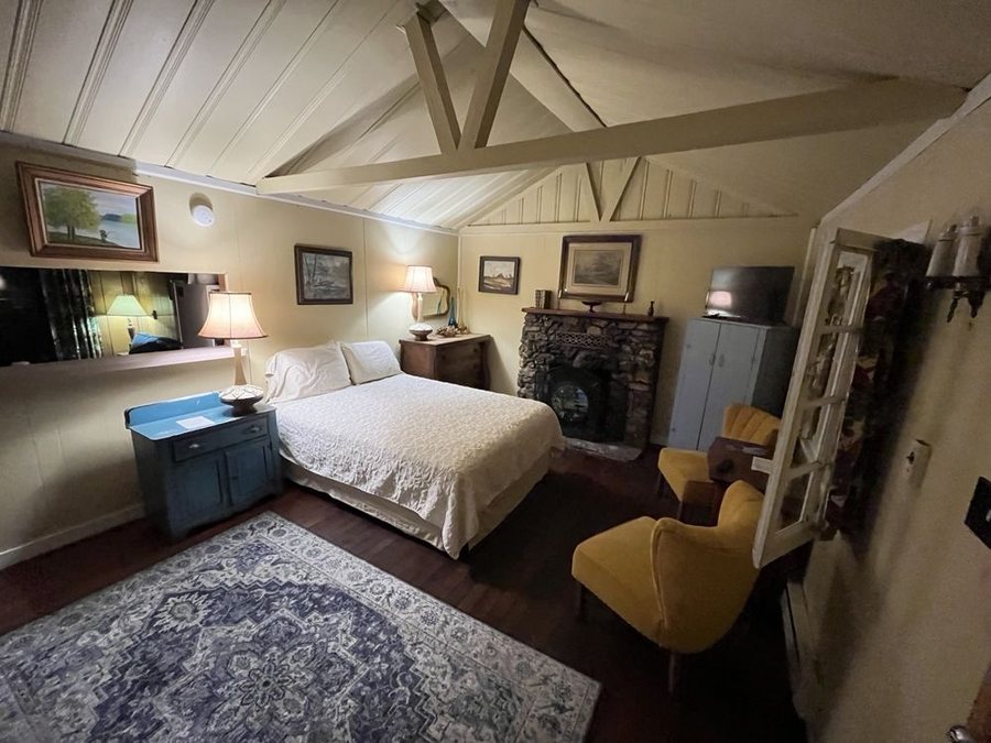 Motel Del Rogue — Guest room