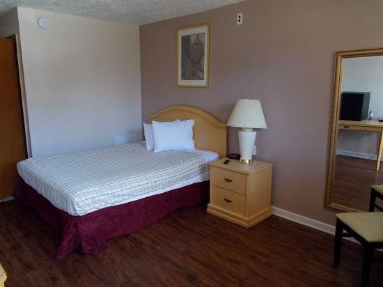 Motel M Lewisburg — Guest room