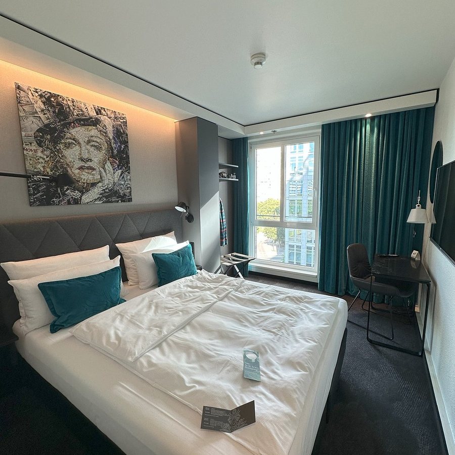 Motel One Berlin Potsdamer Platz — Guest room