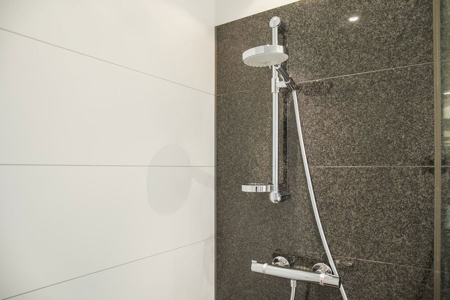 Motel One London Tower Hill — Bathroom