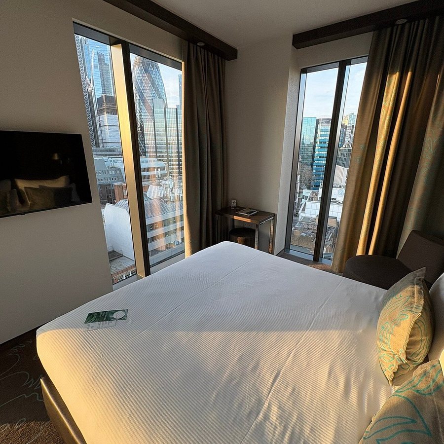 Motel One London Tower Hill — Guest room