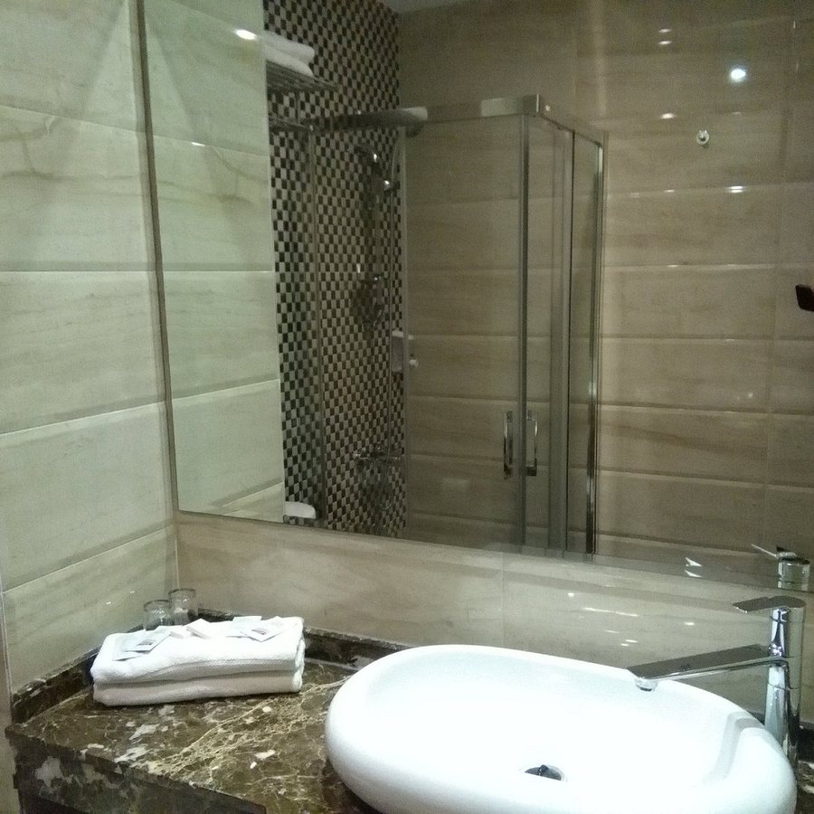 Motel Rif — Bathroom