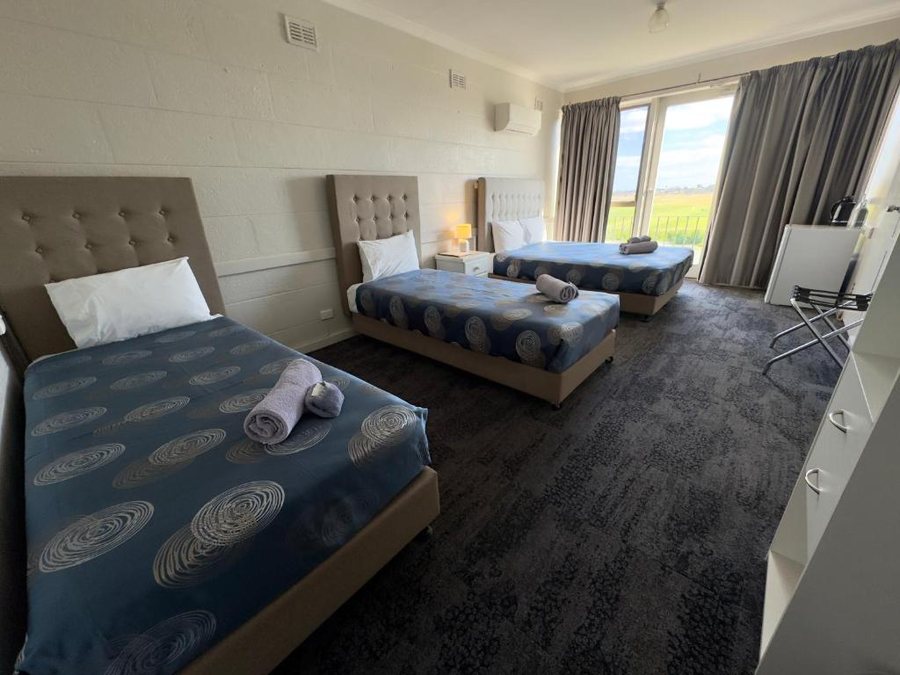 Motel River Bend — Guest room