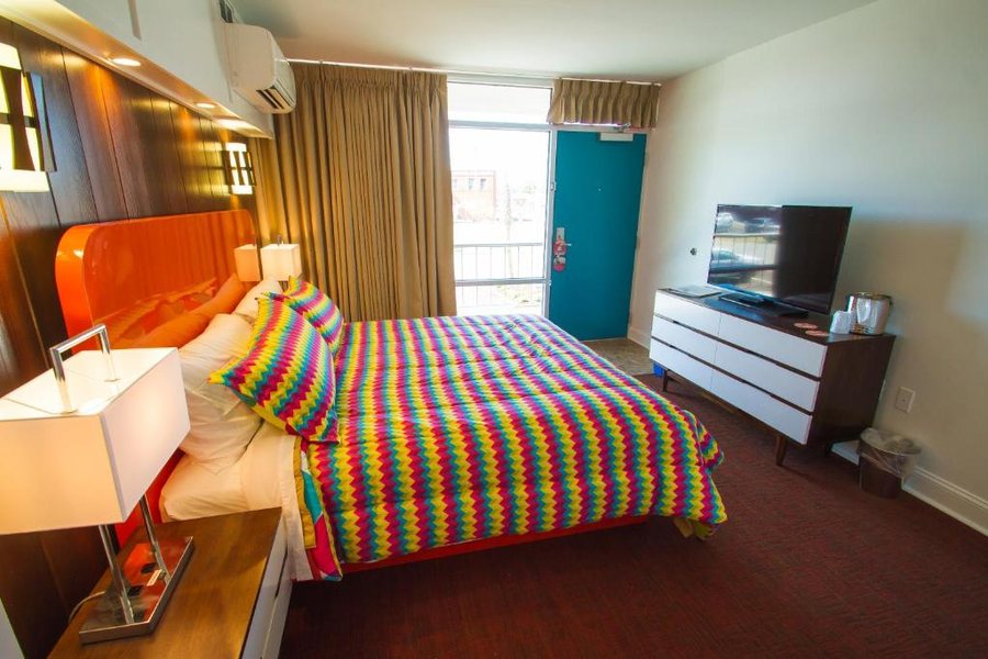 Mother Earth Motor Lodge — Guest room