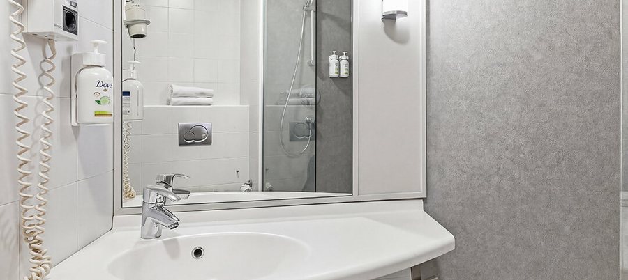 MotorSport B B Barcelona Catalonia — Bathroom