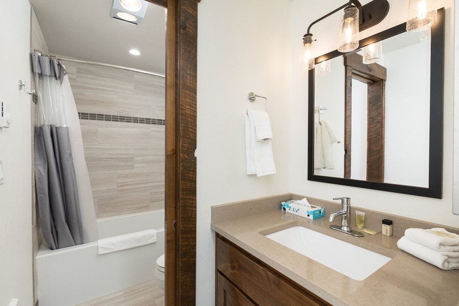 Mount Bachelor Village Resort — Bathroom