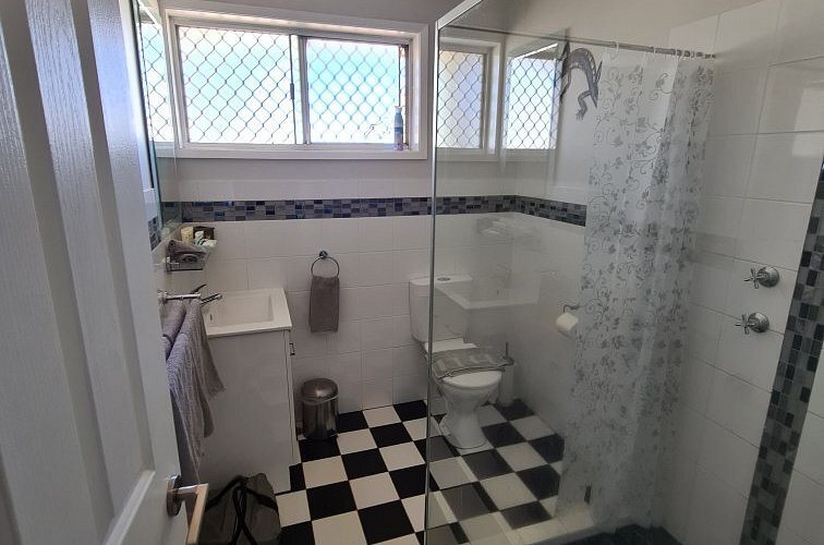 Mount Magnet Caravan Park — Bathroom