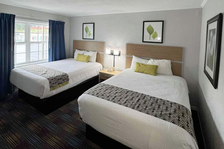 Mountain Aire Inn — Guest room