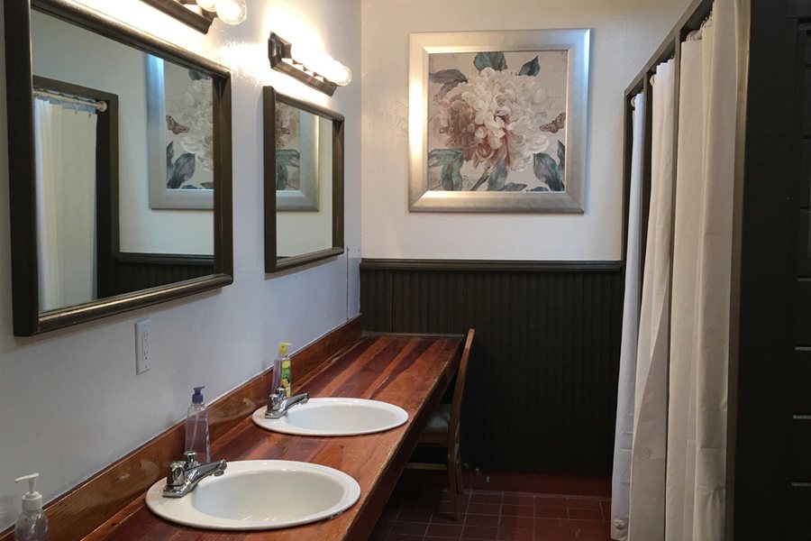 Mountain Goat Lodge — Bathroom