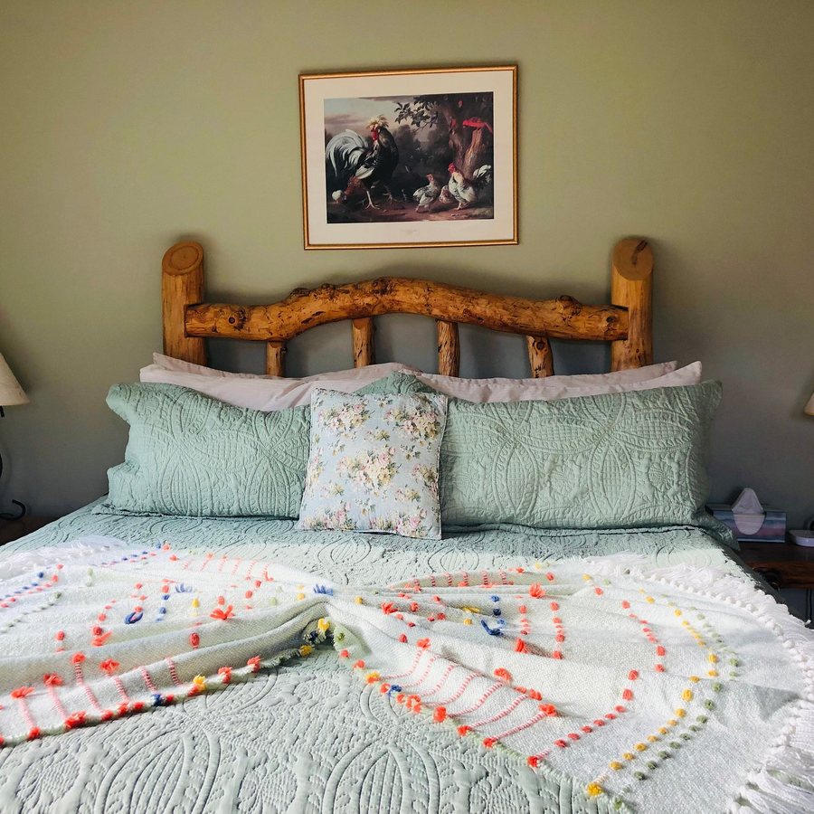 Mountain Goat Lodge — Guest room