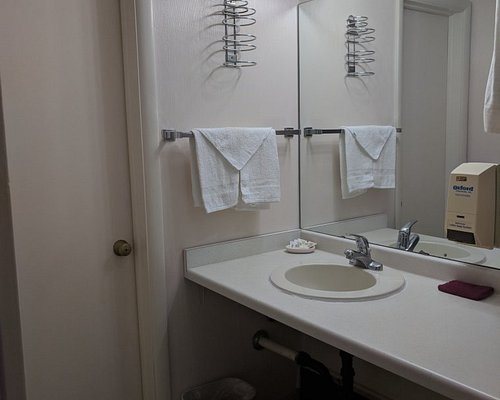 Mountain Host Motor Inn — Bathroom