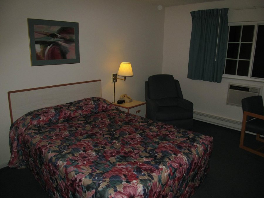 Mountain Host Motor Inn — Guest room