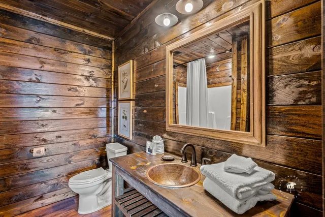 Mountain Laurel Chalets — Bathroom