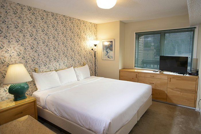 Mountain Lodge at Okemo A Vail Resorts Property — Guest room