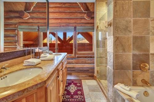 Mountain Lodge Telluride — Bathroom