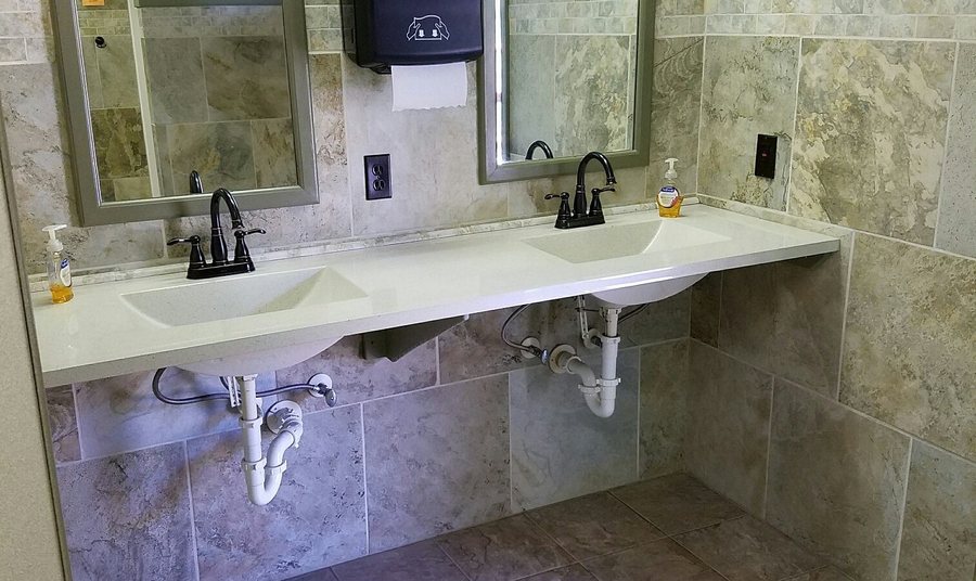 Mountain Meadow RV Park Cabins — Bathroom