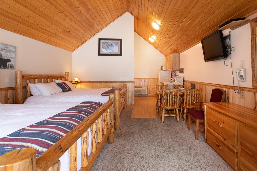 Mountain Meadow RV Park Cabins — Guest room