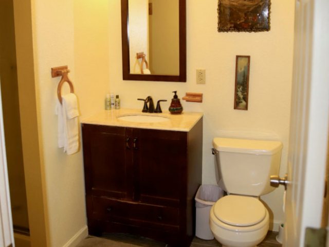 Mountain Meadows Inn — Bathroom