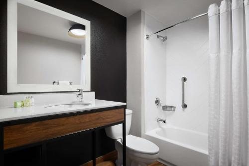 Mountain Meadows Lodge — Bathroom