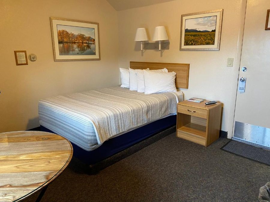 Mountain Motel — Guest room