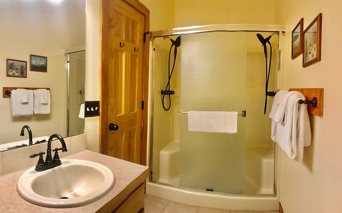 Mountain Shadows Resort — Bathroom