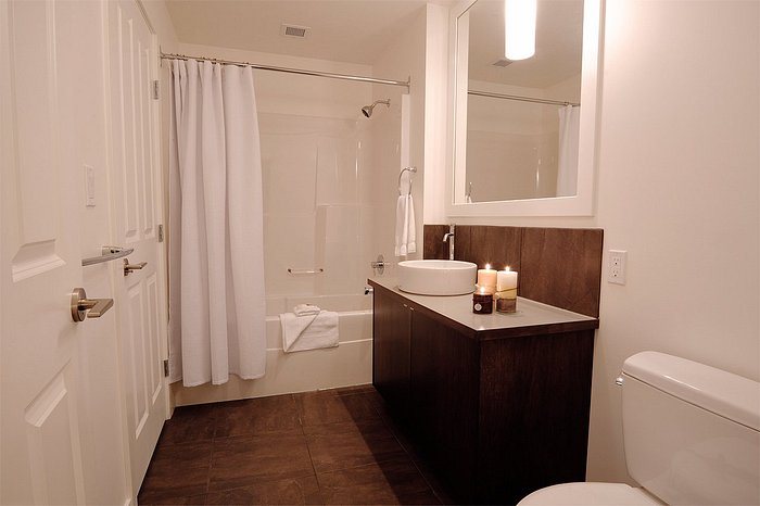 Mountain Spirit Inn — Bathroom