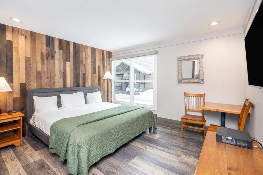Mountainside Inn 210 by Alpine Lodging Telluride — Guest room