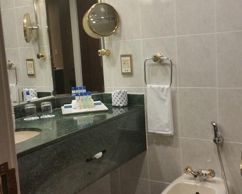 Movenpick Grand Al Bustan Dubai — Bathroom