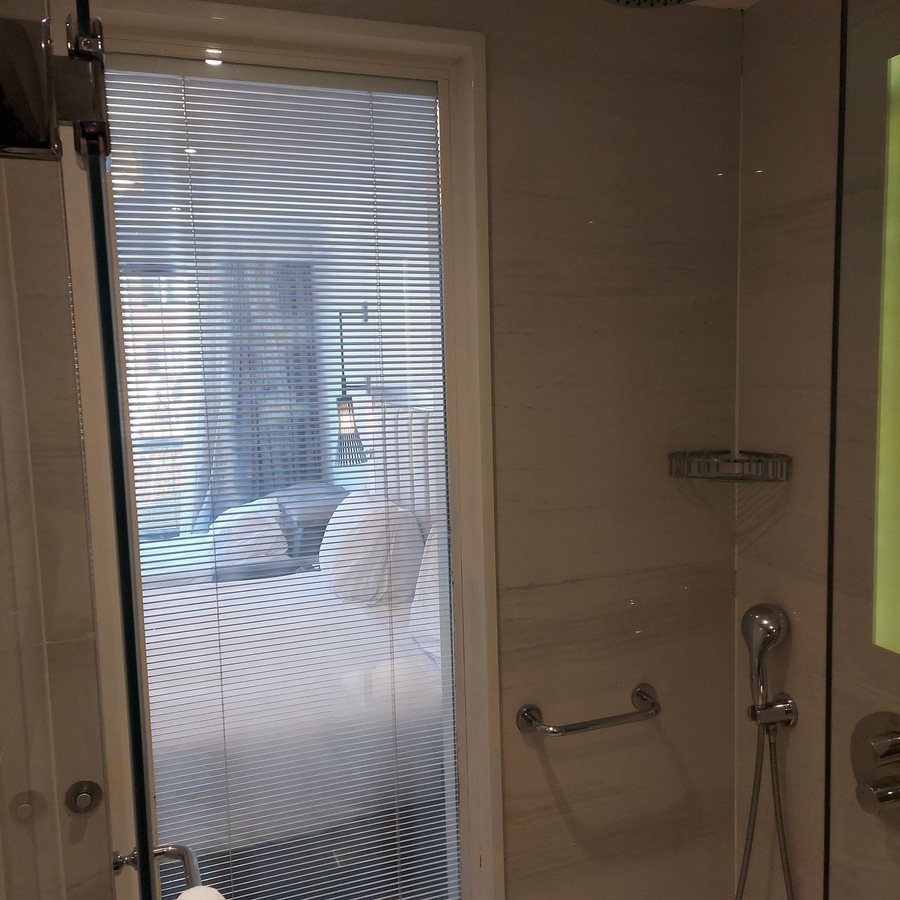 Movenpick Istanbul Golden Horn — Bathroom