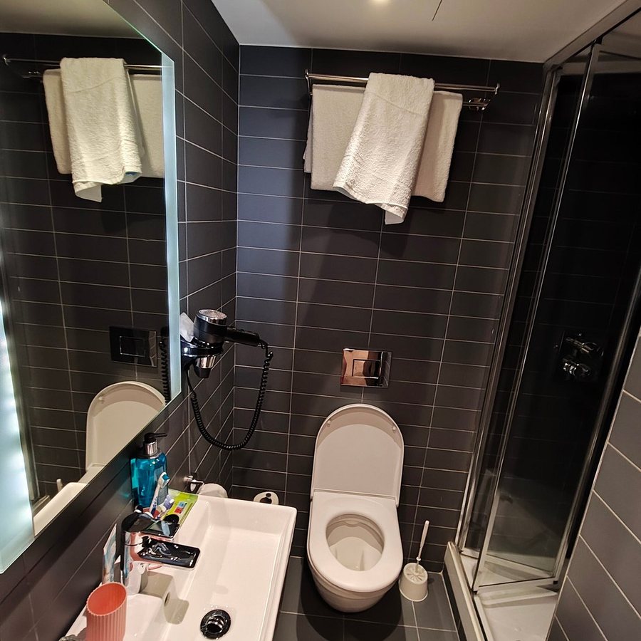 Mowbray Court Hotel — Bathroom