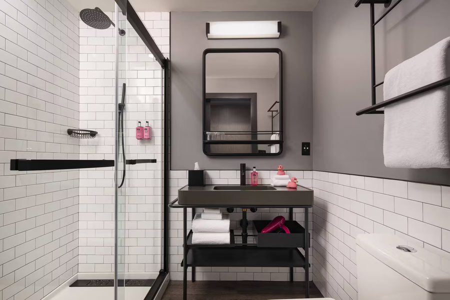 Moxy Asheville Downtown — Bathroom