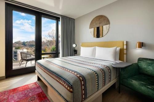 Moxy Asheville Downtown — Guest room