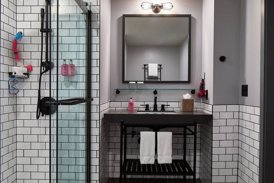 Moxy Atlanta Downtown — Bathroom