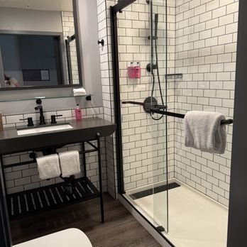 Moxy Atlanta Midtown — Bathroom