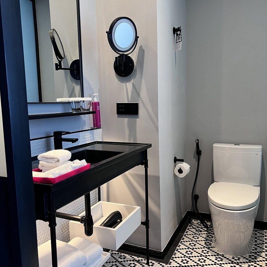 Moxy Bangkok Ratchaprasong — Bathroom