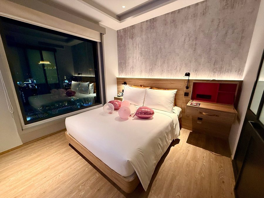 Moxy Bangkok Ratchaprasong — Guest room