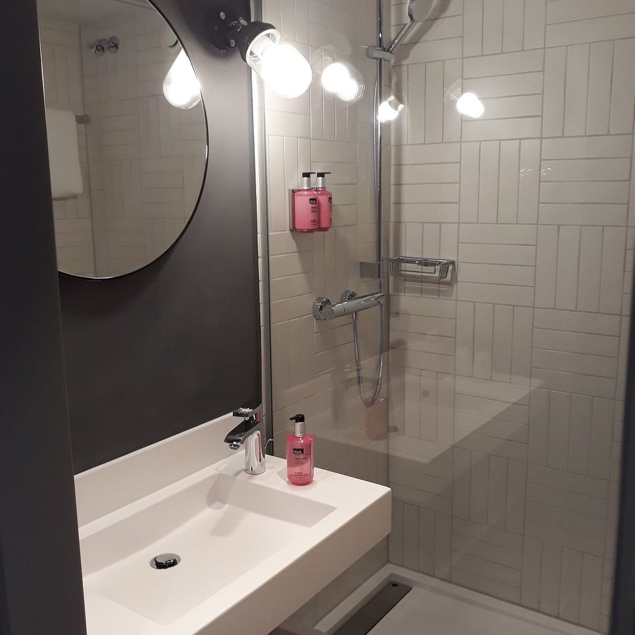 Moxy Berlin Humboldthain Park — Bathroom