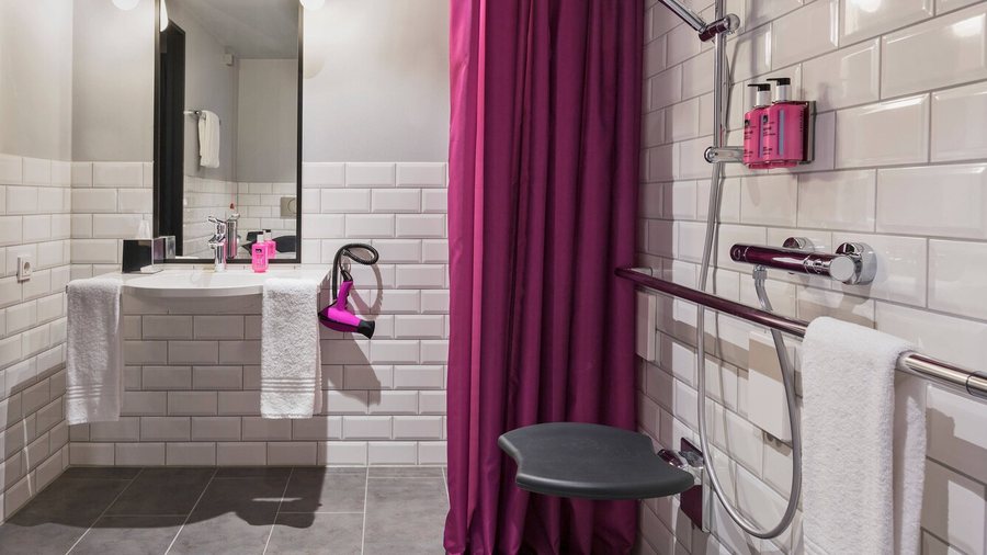 Moxy Berlin Ostbahnhof — Bathroom
