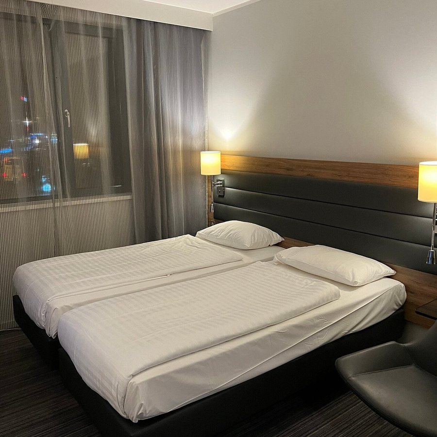 Moxy Berlin Ostbahnhof — Guest room