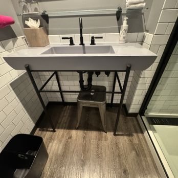 Moxy Boston Downtown — Bathroom