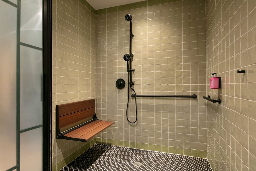 Moxy Brooklyn Williamsburg — Bathroom