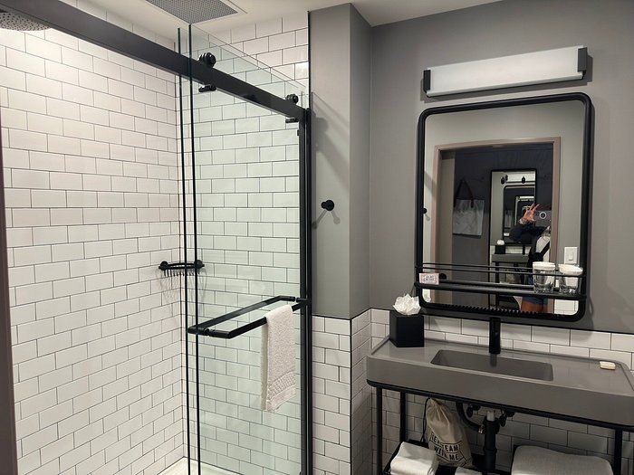 Moxy Charleston Downtown — Bathroom