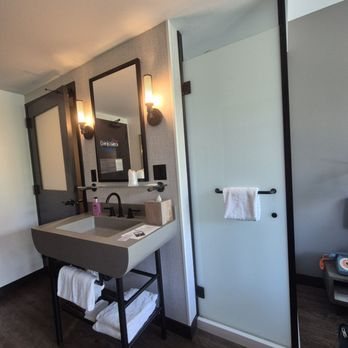 Moxy Chicago Downtown Chicago Illinois — Bathroom