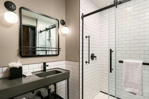 Moxy Columbia Downtown — Bathroom