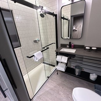 MOXY Denver Cherry Creek — Bathroom