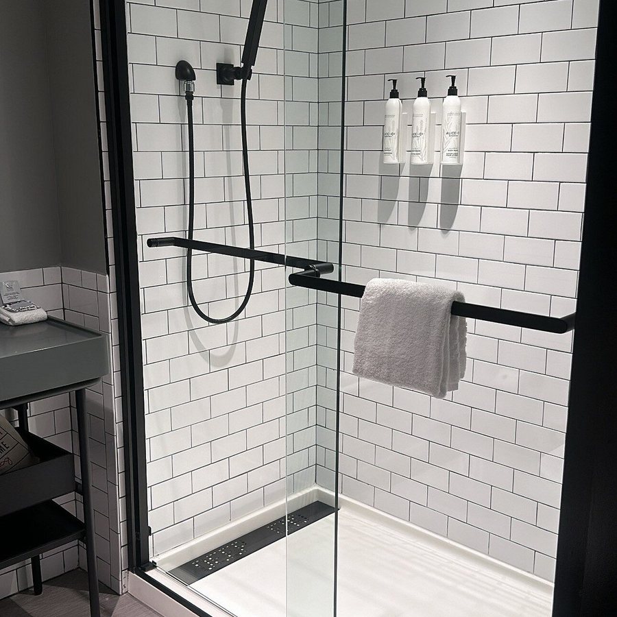 Moxy Houston Downtown — Bathroom