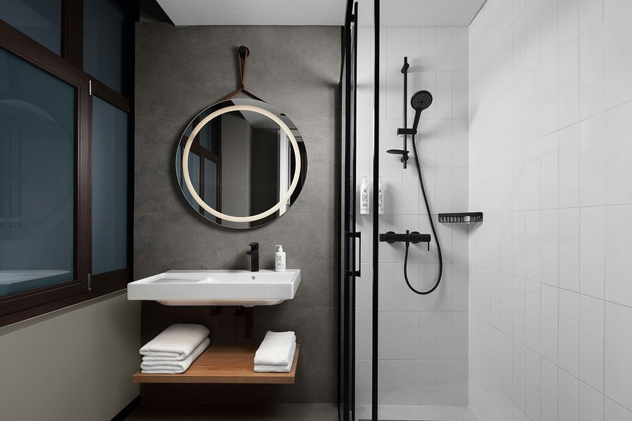 Moxy Istanbul Taksim Istanbul — Bathroom